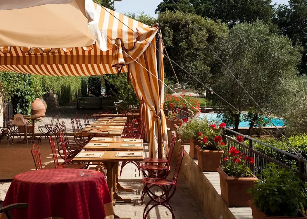 Villa il Poggiale, at the table
