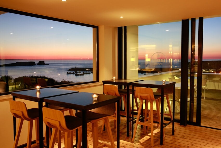 Memmo Baleeira Hotel Sagres, at the table