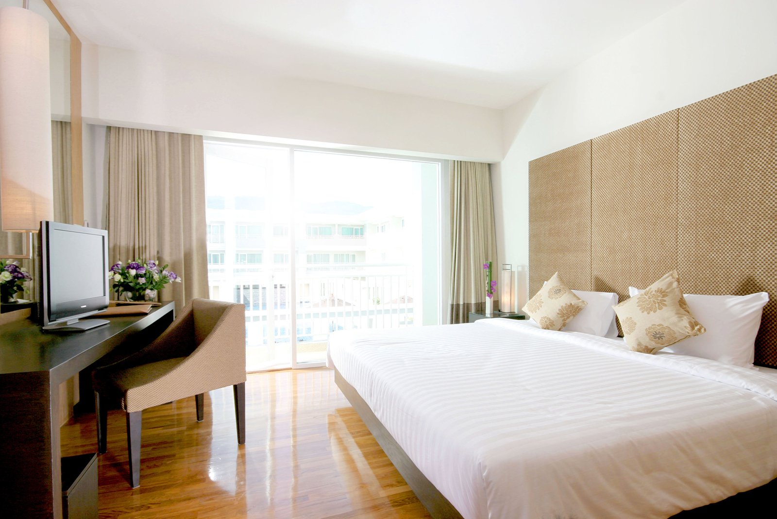 Kantary Hills Hotel — vibe