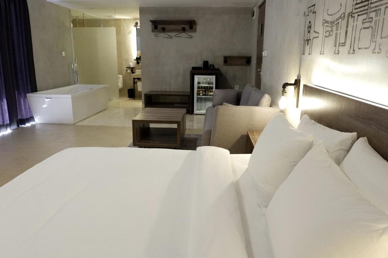 Red Planet Manila Bay — rooms
