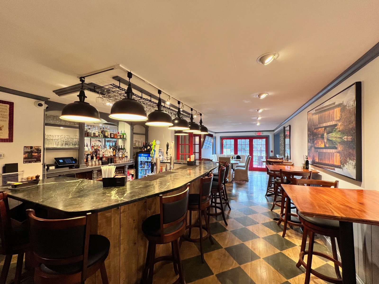 Four Columns Inn & 1832 Tavern, 1832 tavern & pub