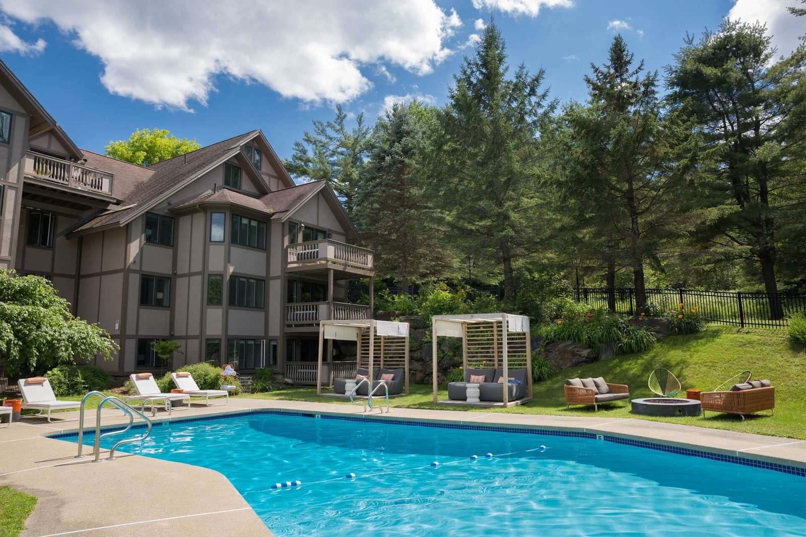 Field Guide Lodge, the pool