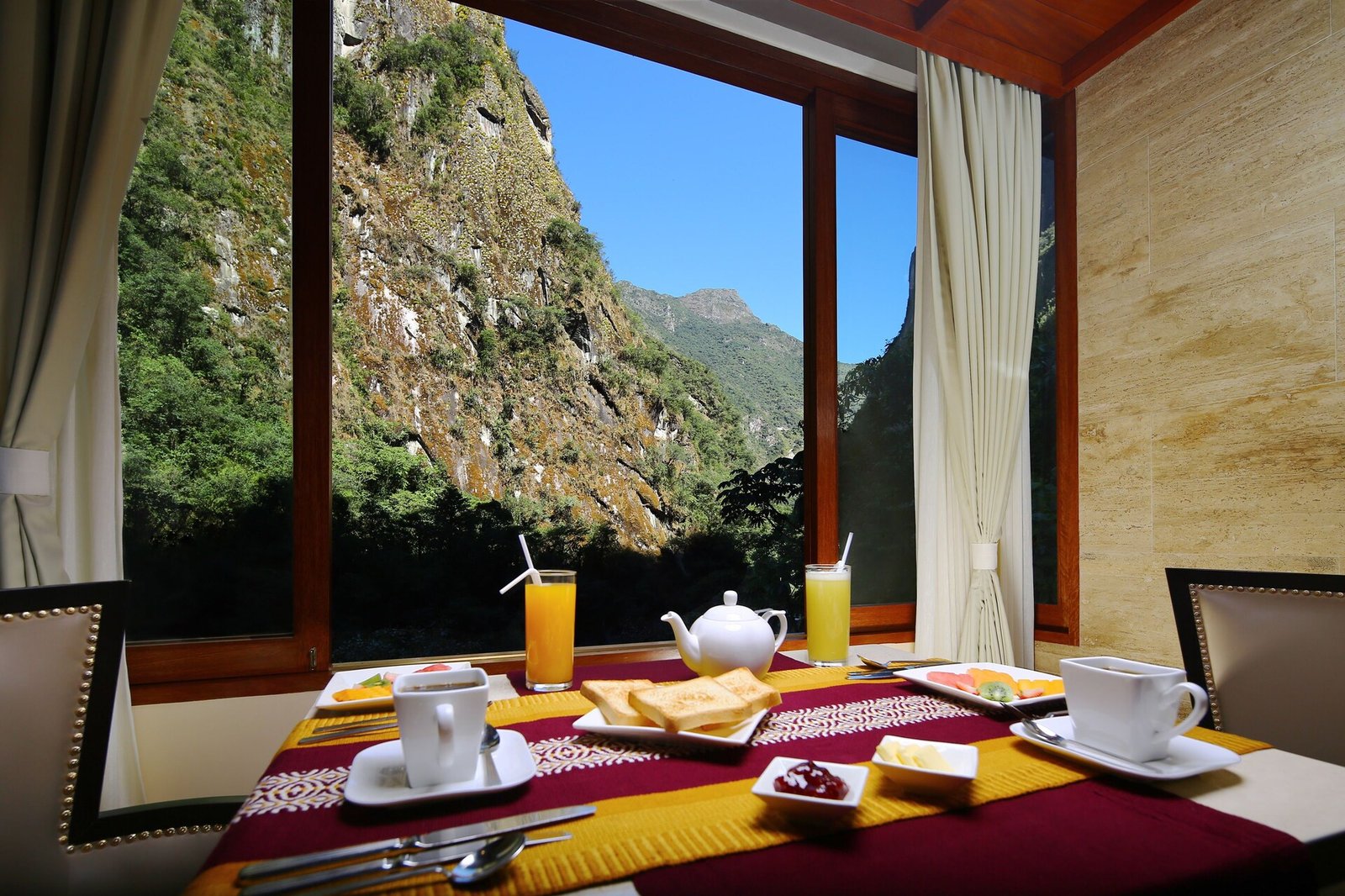 Sumaq Machu Picchu Hotel, at the table