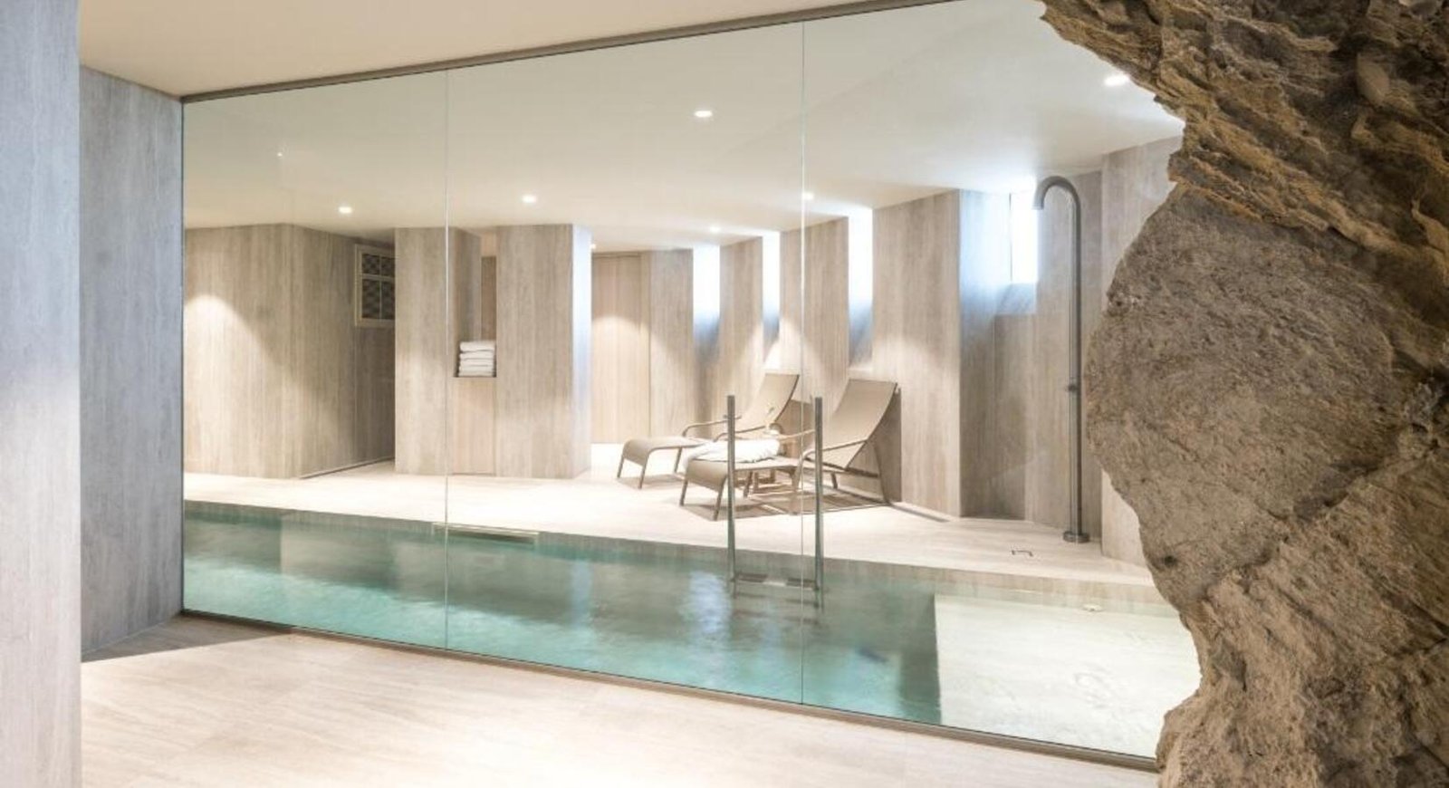 Les Bords De Mer, the pool