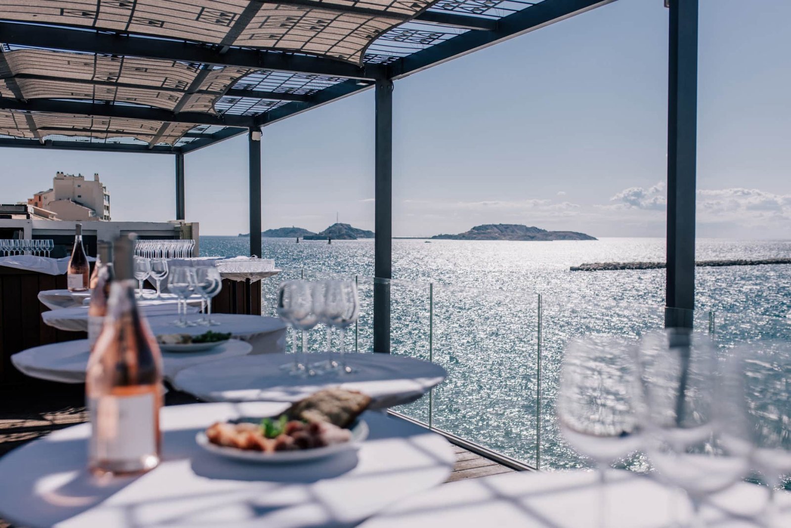 Les Bords De Mer, at the table