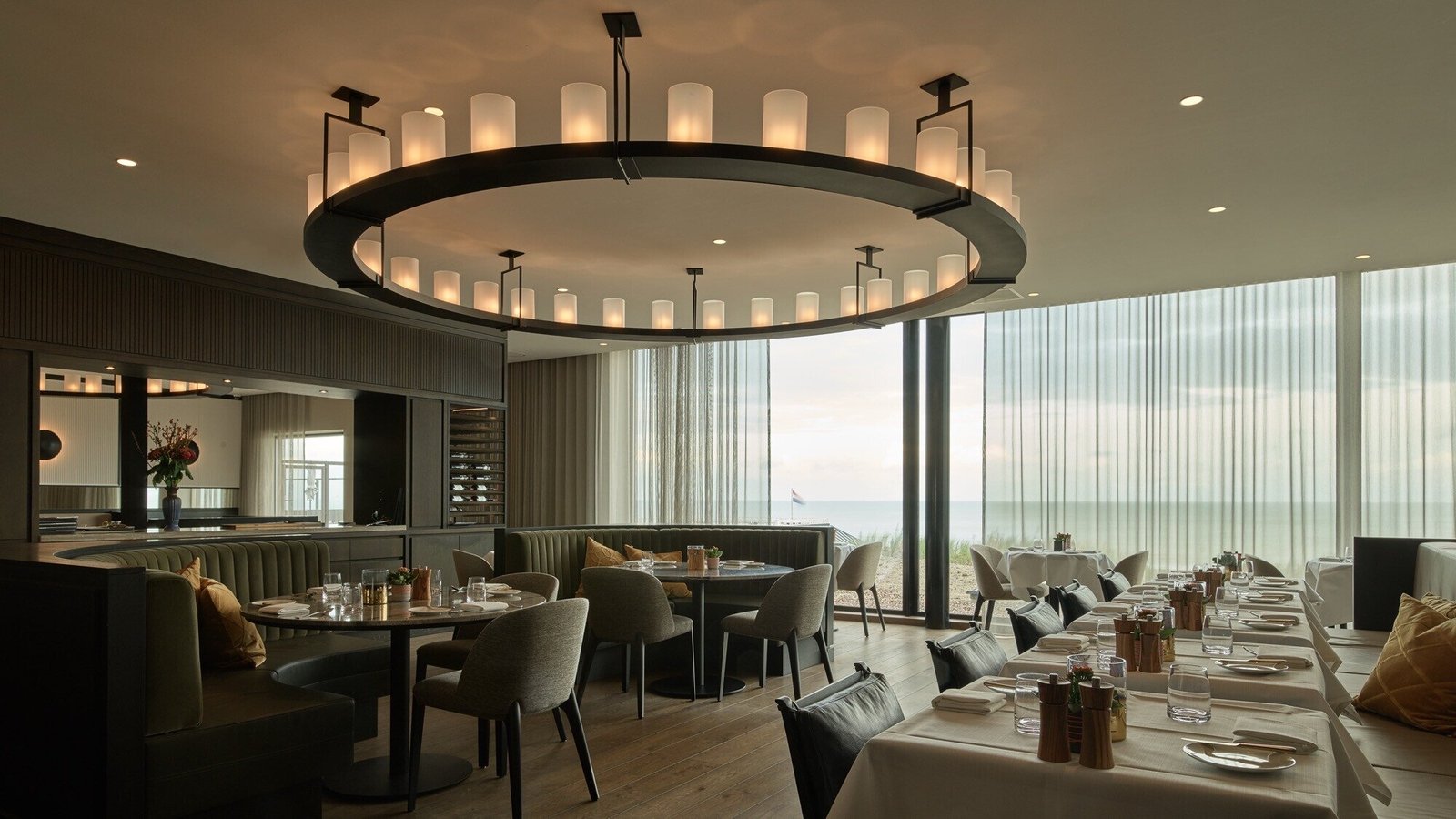 Hotel de Blanke Top, at the table