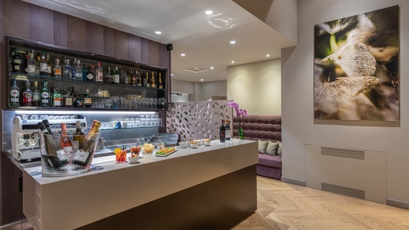 Palazzo Dipinto, breakfast room and bar