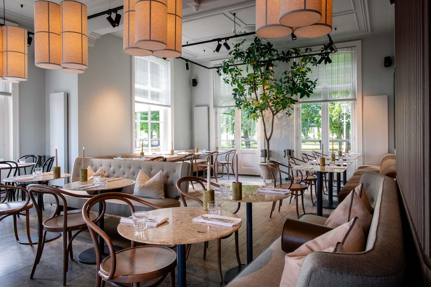 Pillows Luxury Boutique Hotel Aan De IJssel, at the table