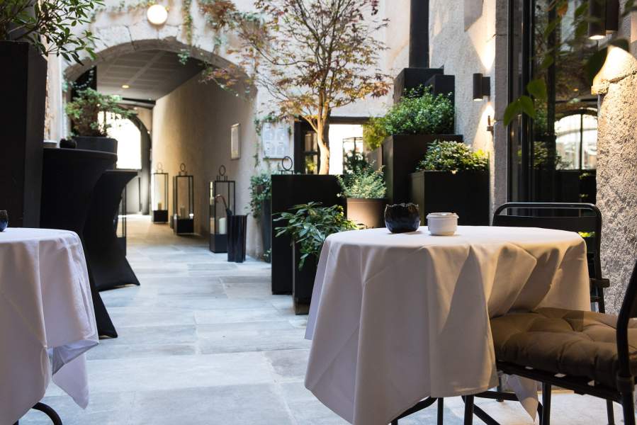 Petit Hôtel Confidentiel, at the table
