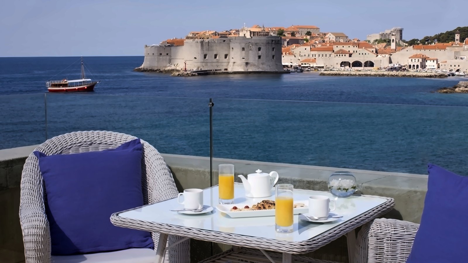Hotel Excelsior, at the table