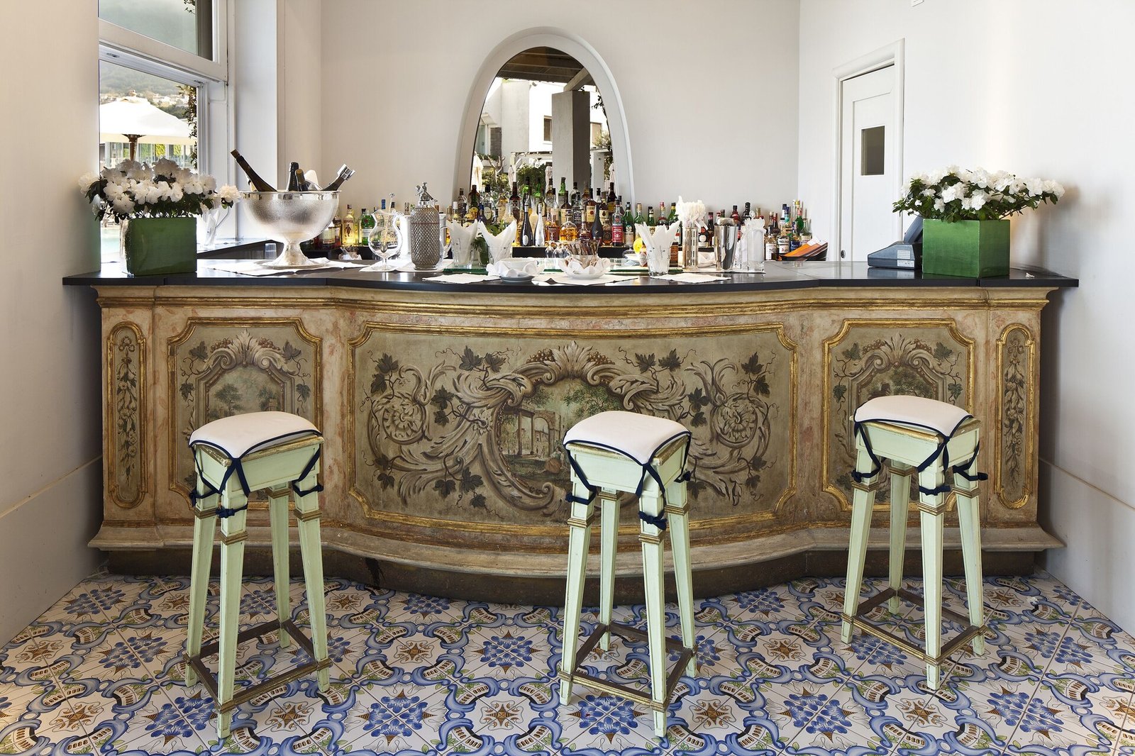 Albergo Della Regina Isabella, at the table