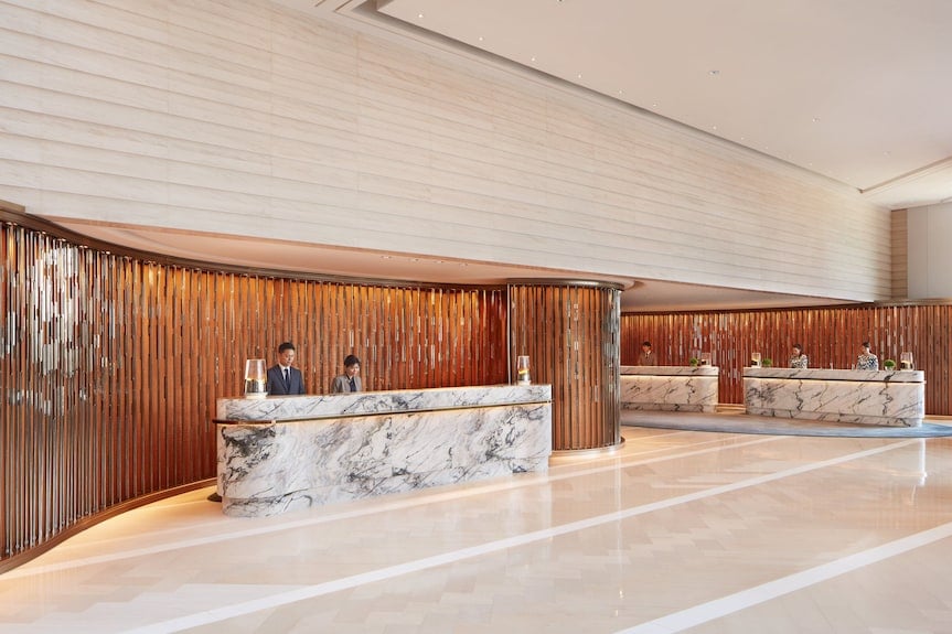 Four Seasons Hotel Hong Kong — vibe