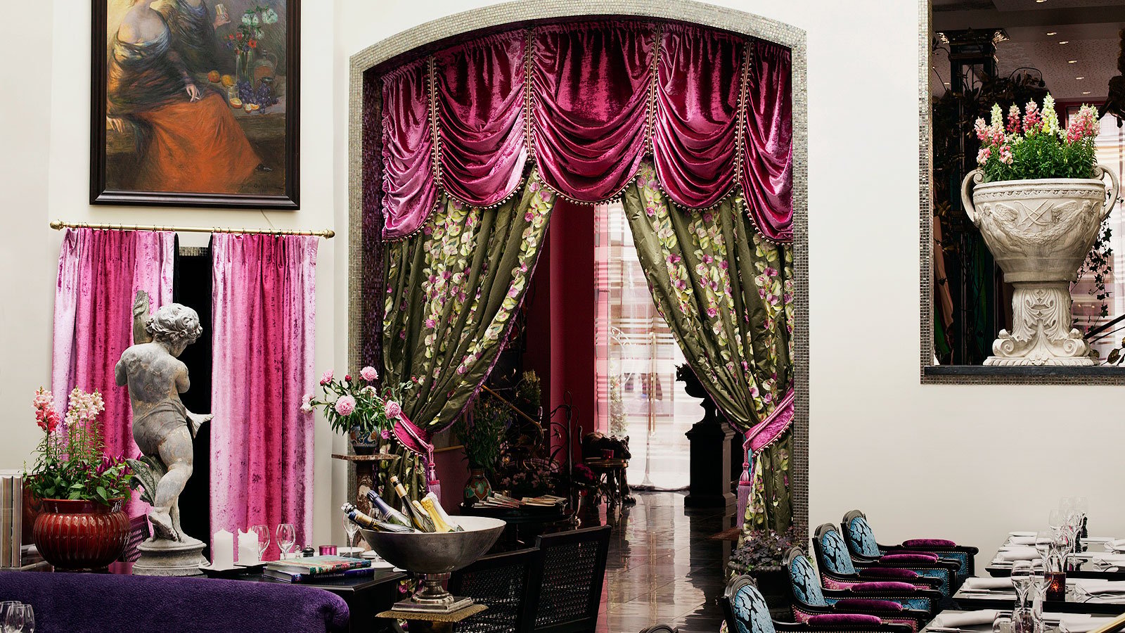 Dorsia Hotel & Restaurant, at the table