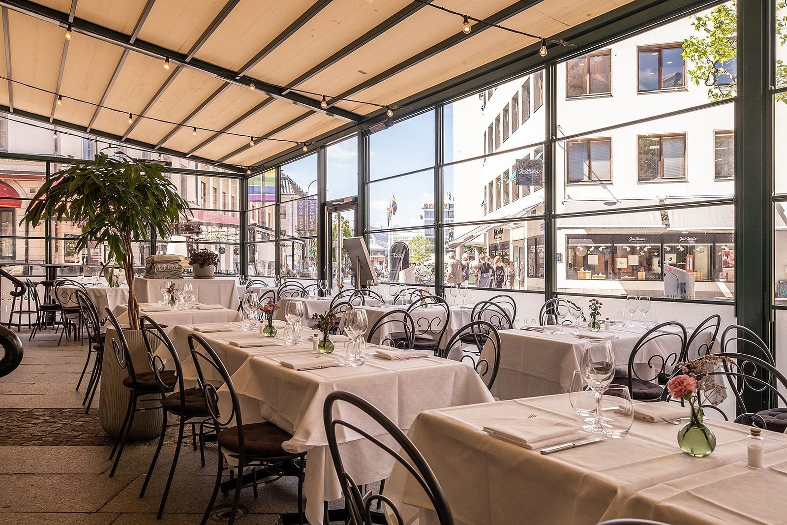 Dorsia Hotel & Restaurant, at the table