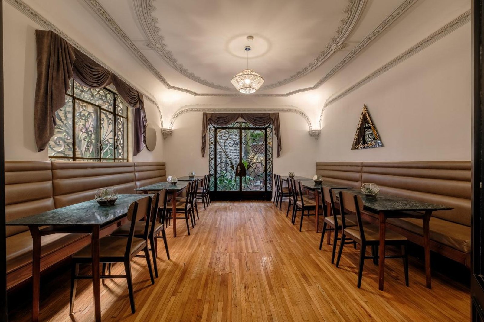Hotel Pug Seal Polanco Allan Poe — eat & drink