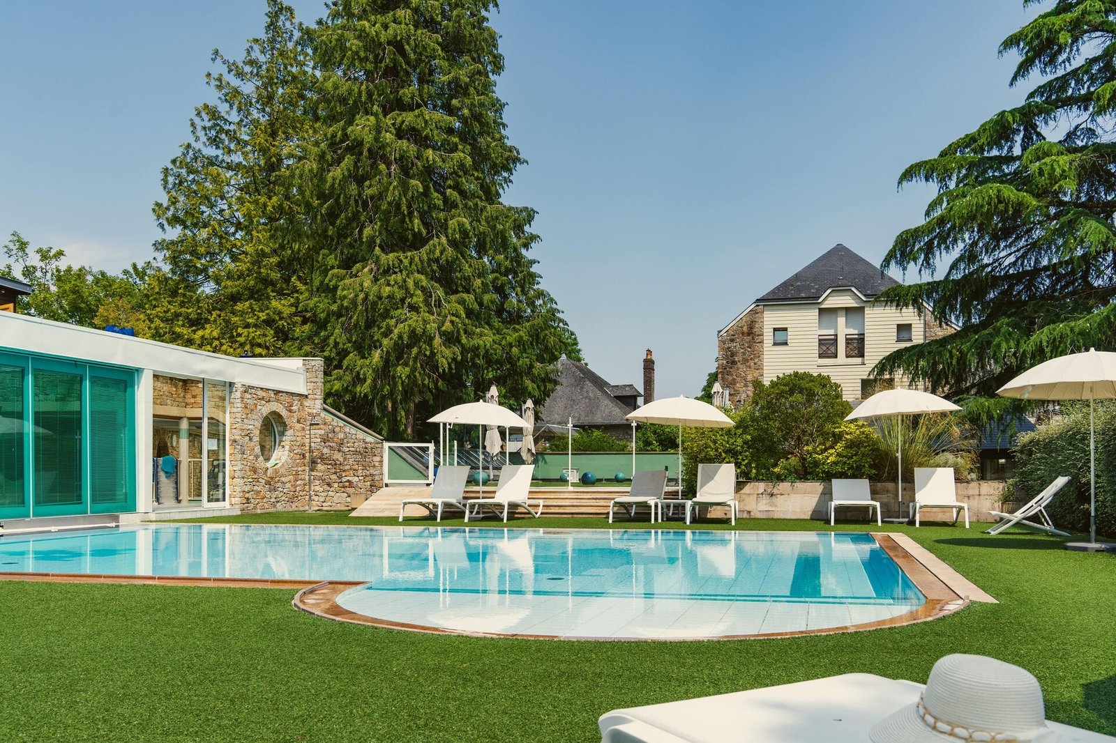 Le Manoir du Lys, The Originals Relais, the pool