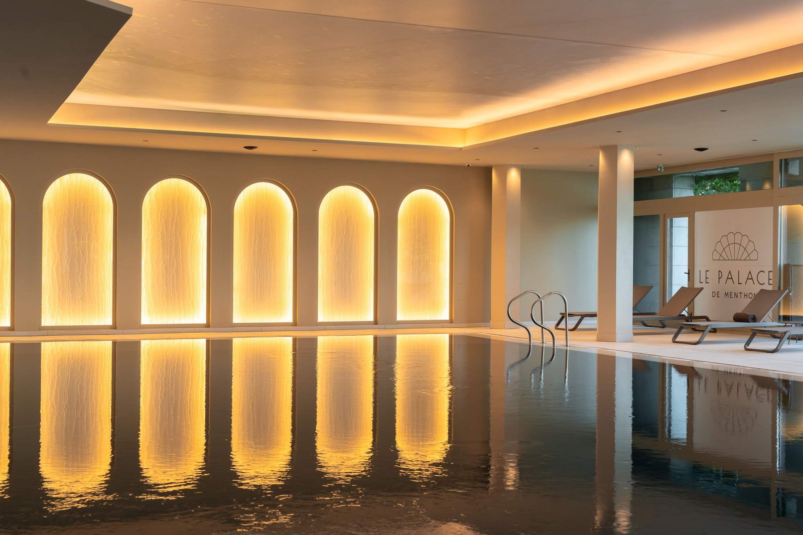 Le Palace De Menthon, the pool
