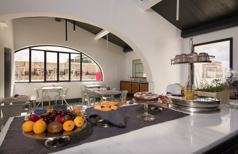 Palazzo De Noha, at the table