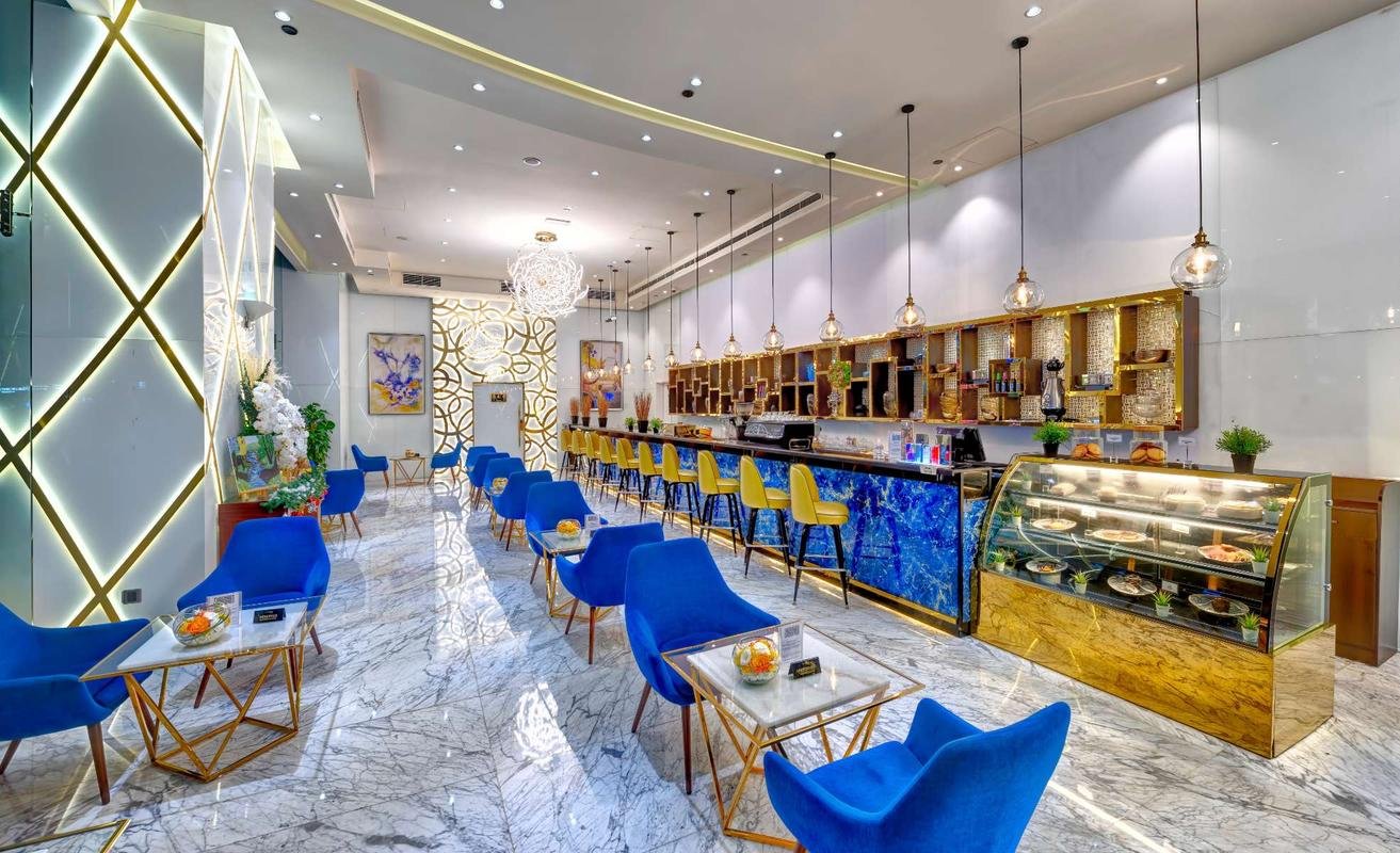 Gevora Hotel, at the table
