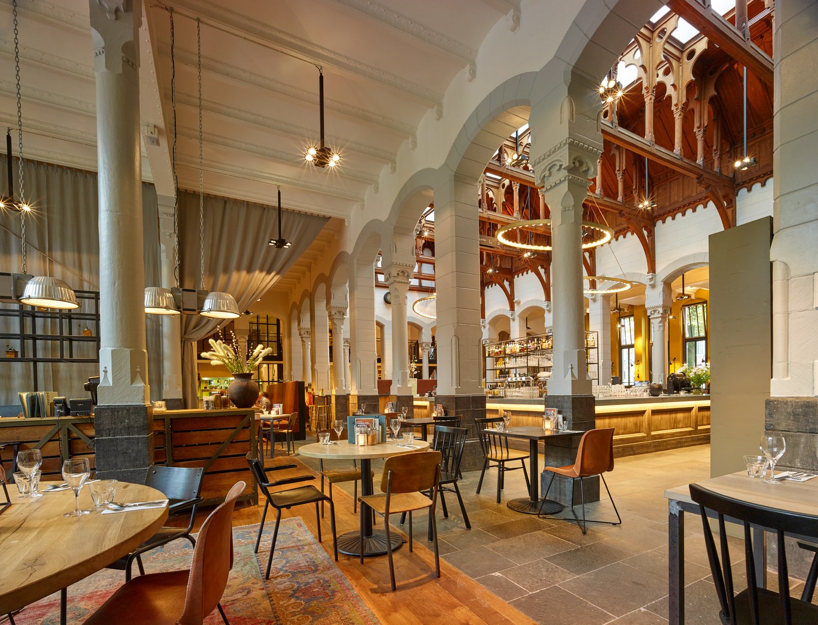 Post-Plaza Hotel & Grand Café, grand café