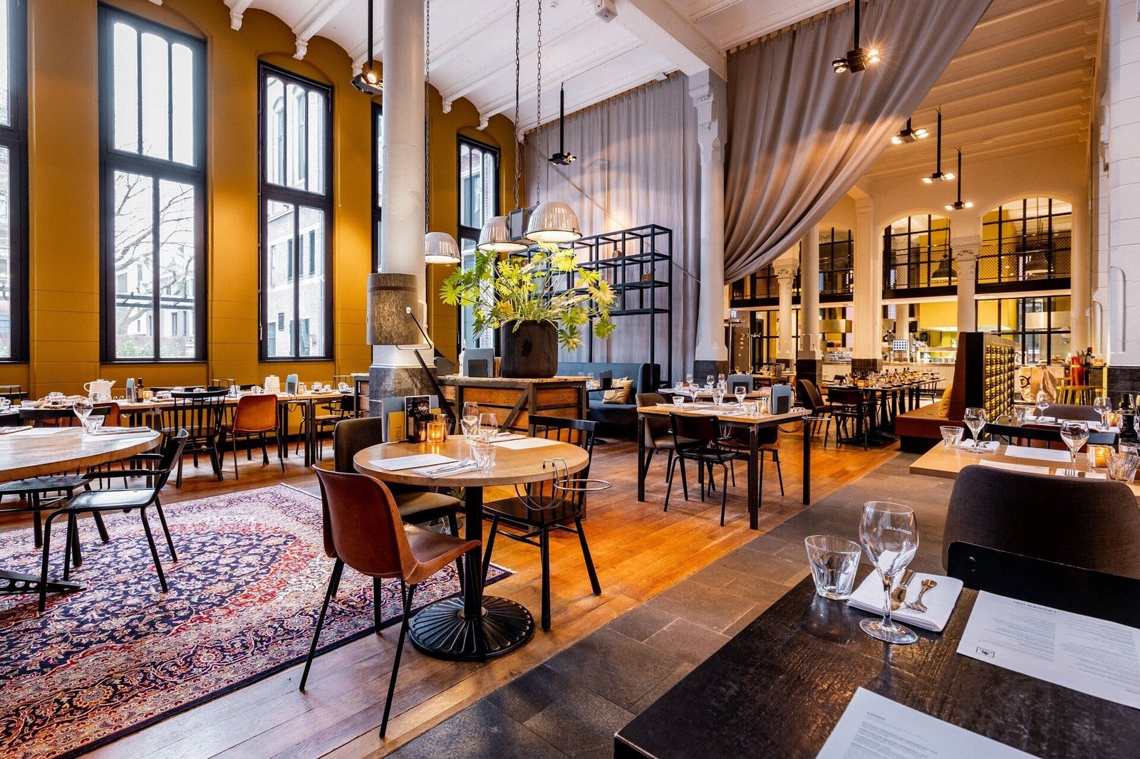 Post-Plaza Hotel & Grand Café, grand café