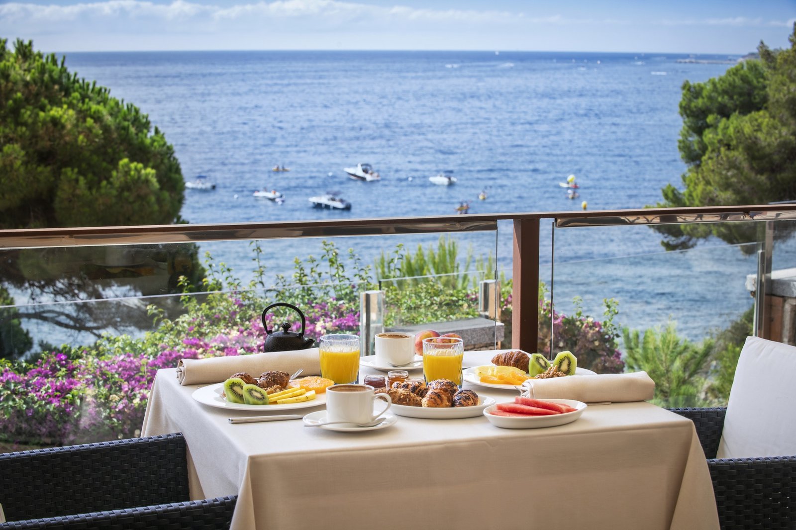 Sallès Hotel & Spa Cala del Pi, at the table