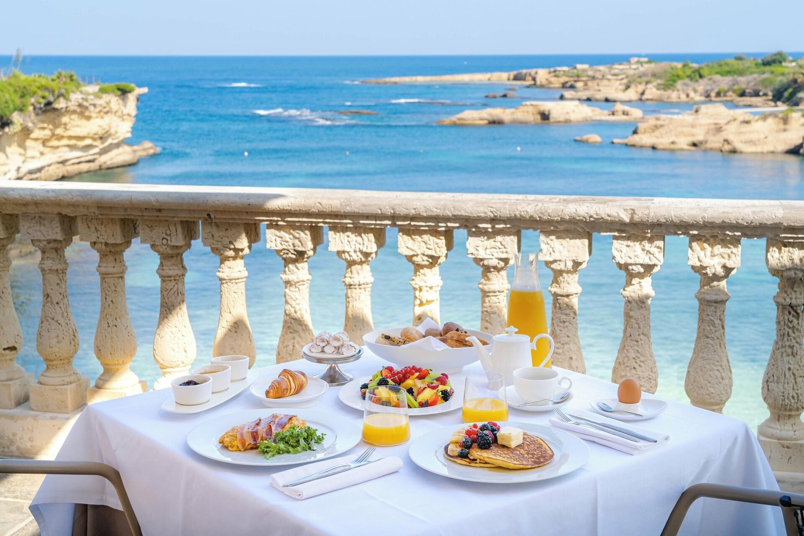 Minareto, at the table
