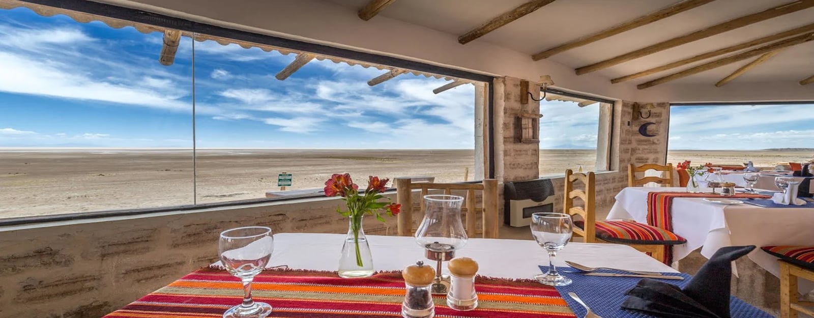 Hotel Luna Salada, at the table