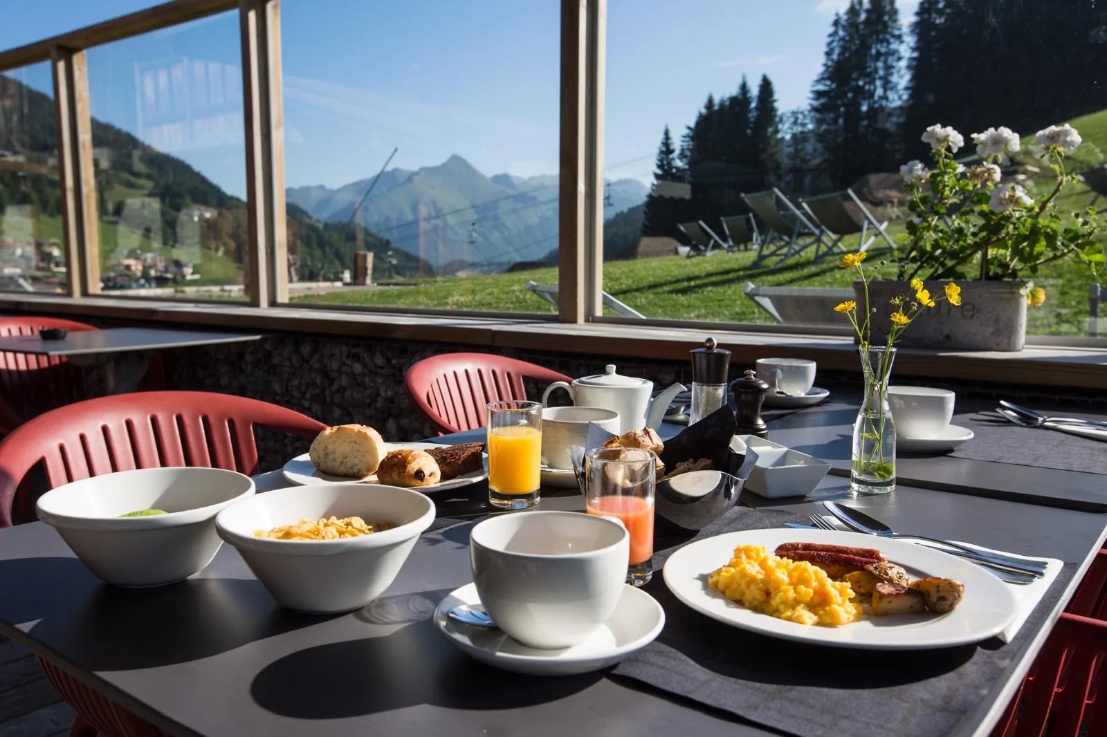 Le Crychar Hôtel & Spa, at the table