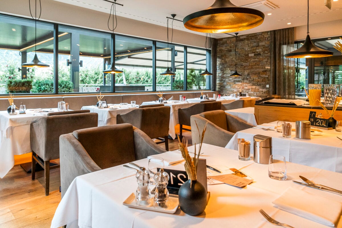 Hotel das Paradies, at the table