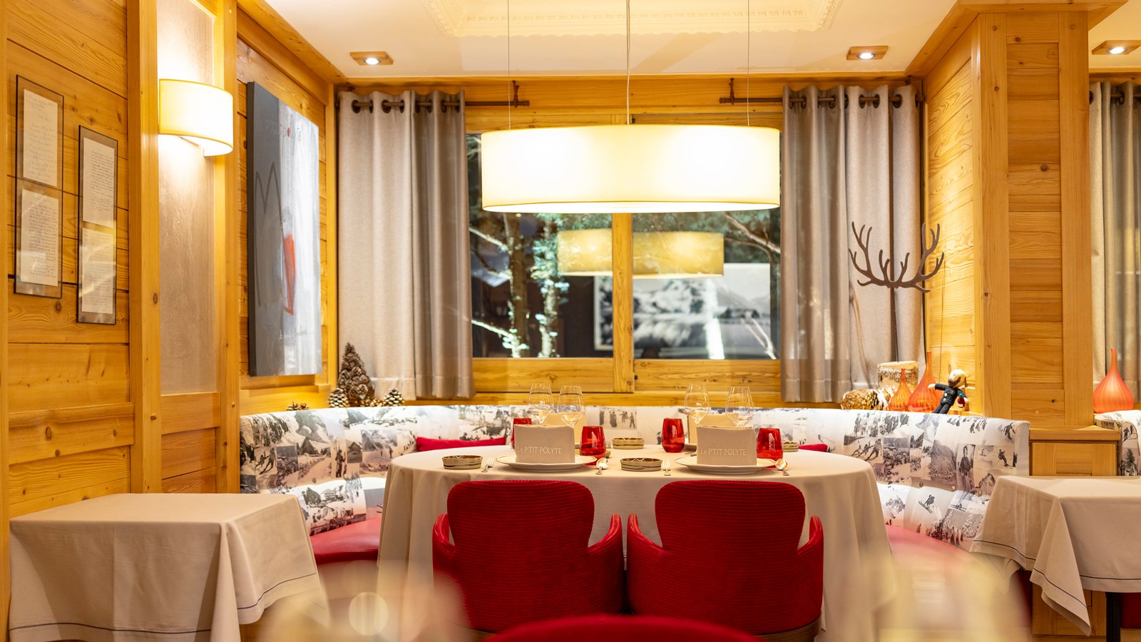 Hôtel Chalet Mounier , Restaurant et SPA, at the table