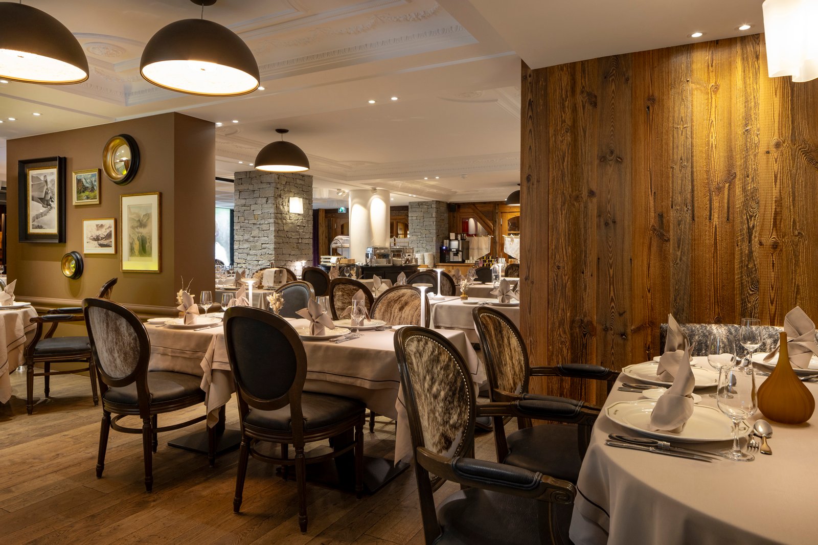 Hôtel Chalet Mounier , Restaurant et SPA, at the table