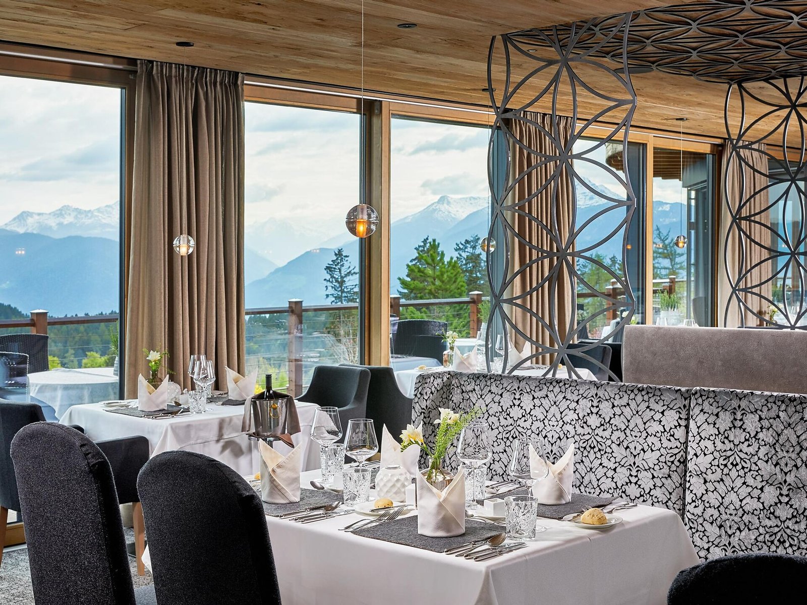 Hotel Chalet Mirabell, at the table