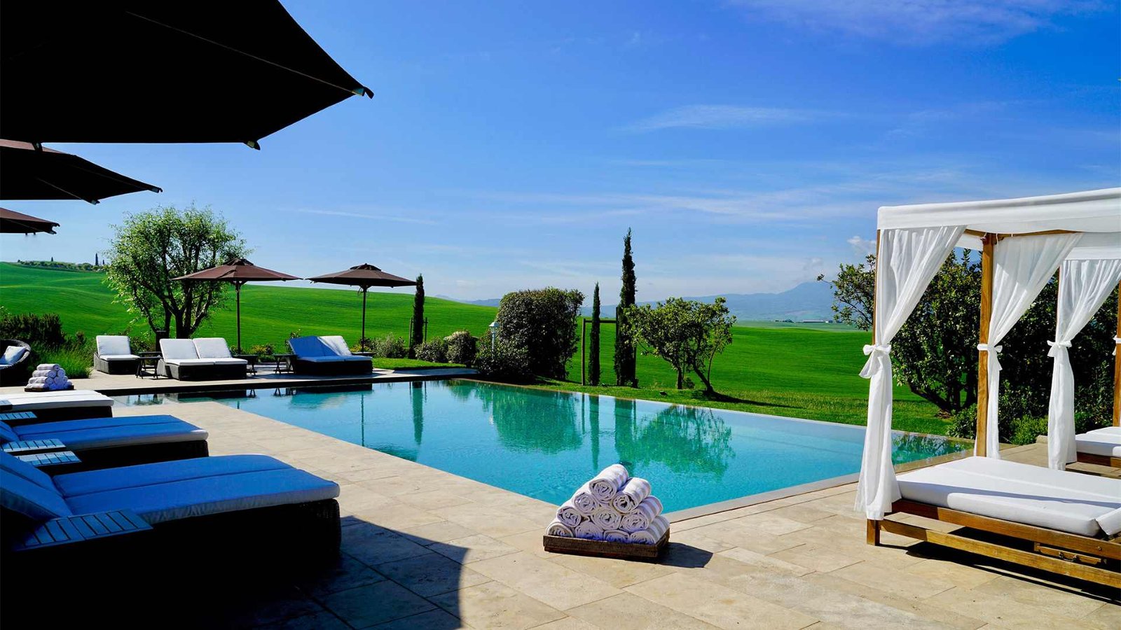 L'Olmo, the pool