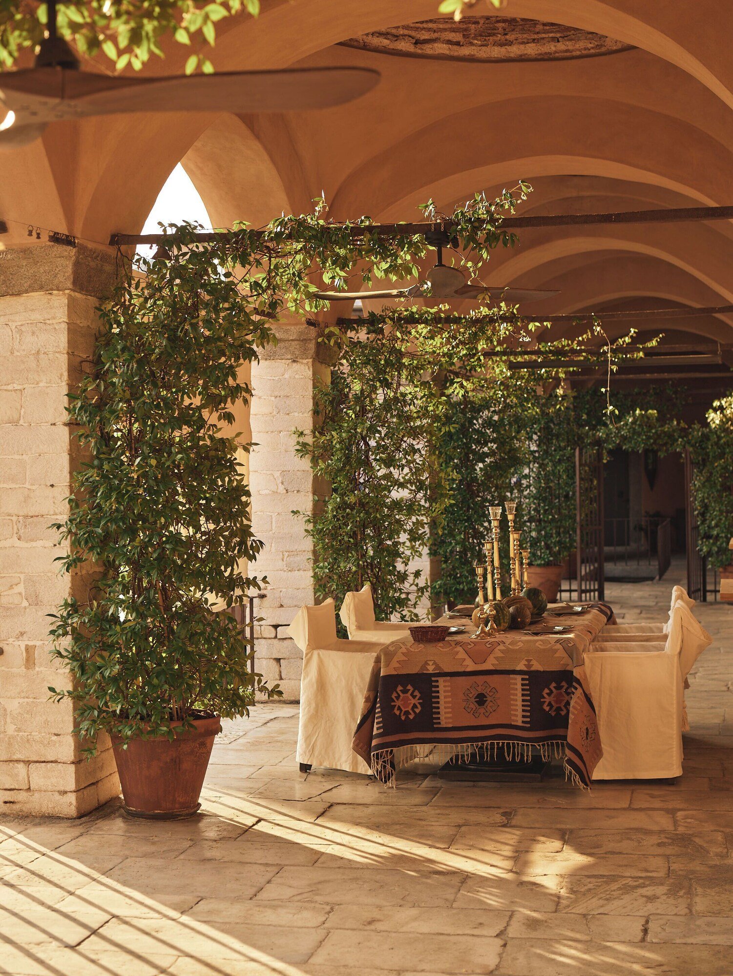 Imaret, at the table