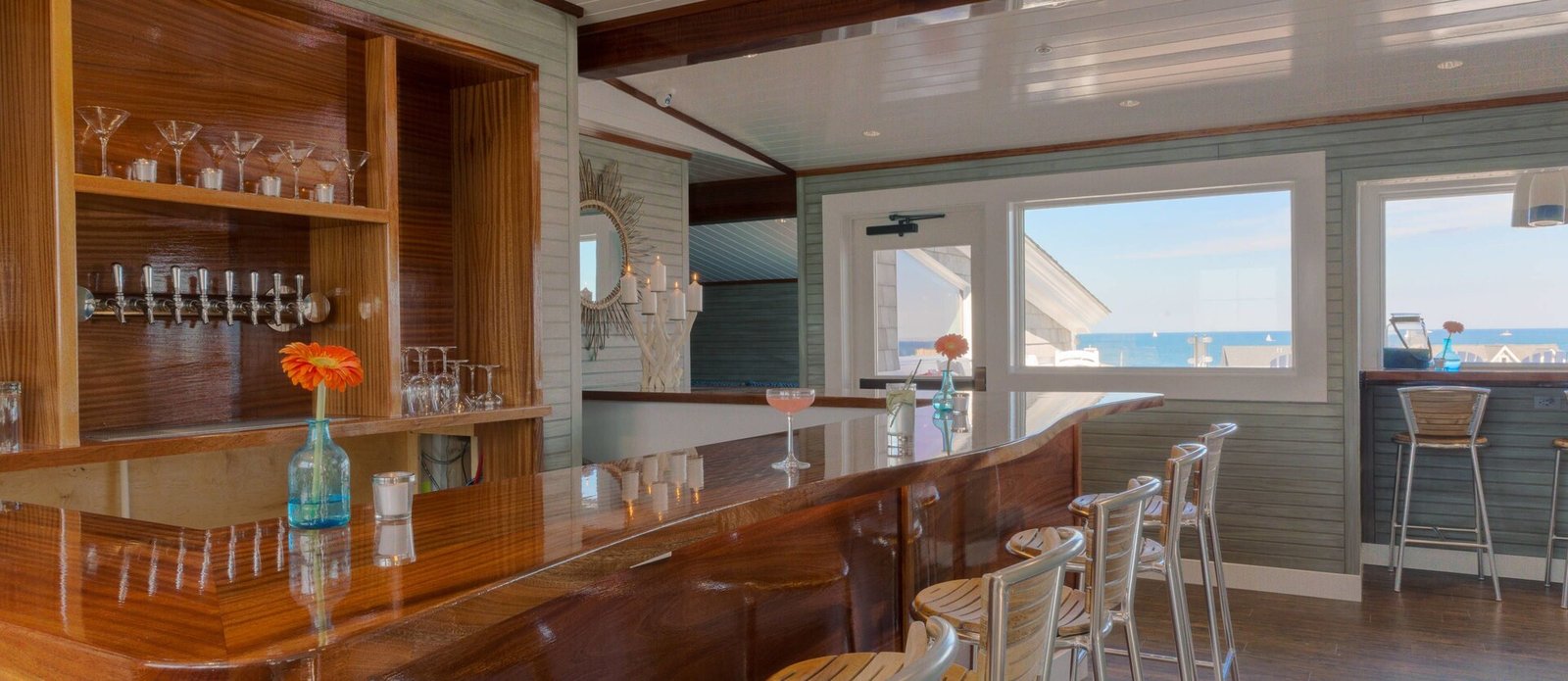 The Break Hotel, chair 5 rooftop bar & lounge