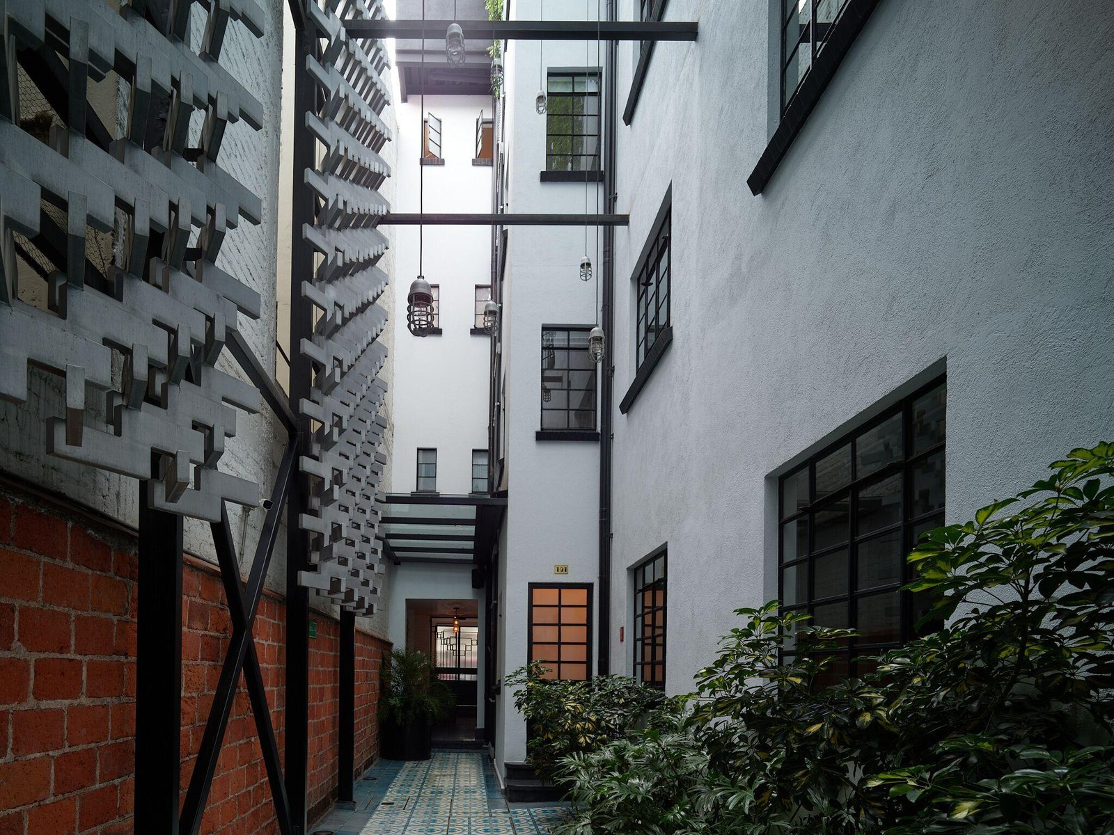 Casa Decu — backstory