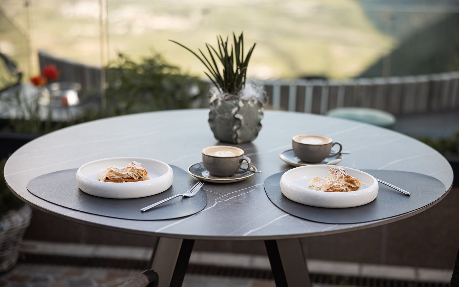 Das Gerstl Alpine Retreat, at the table