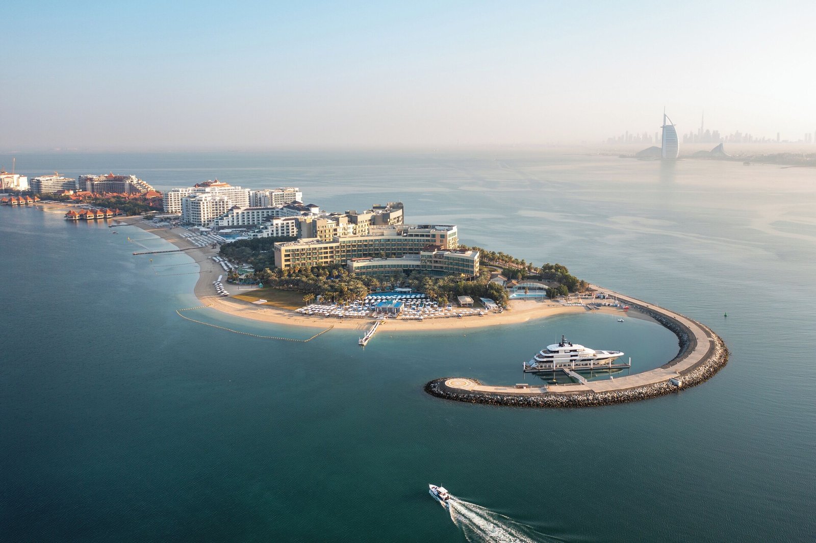 Rixos The Palm Hotel & Suites — vibe