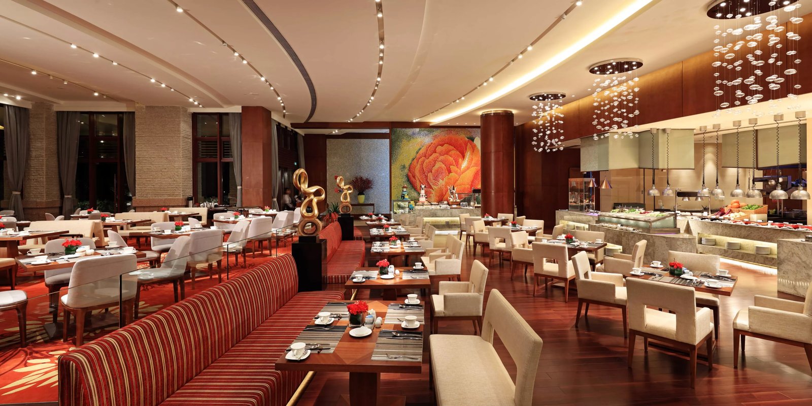 Hualuxe Kunming, at the table
