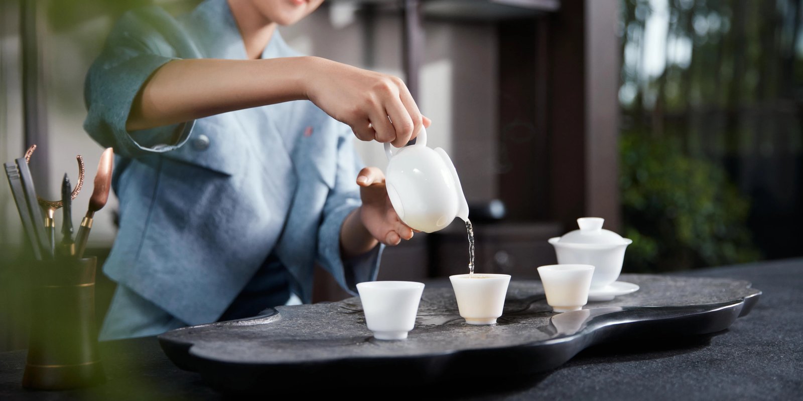 Hualuxe Kunming, at the table