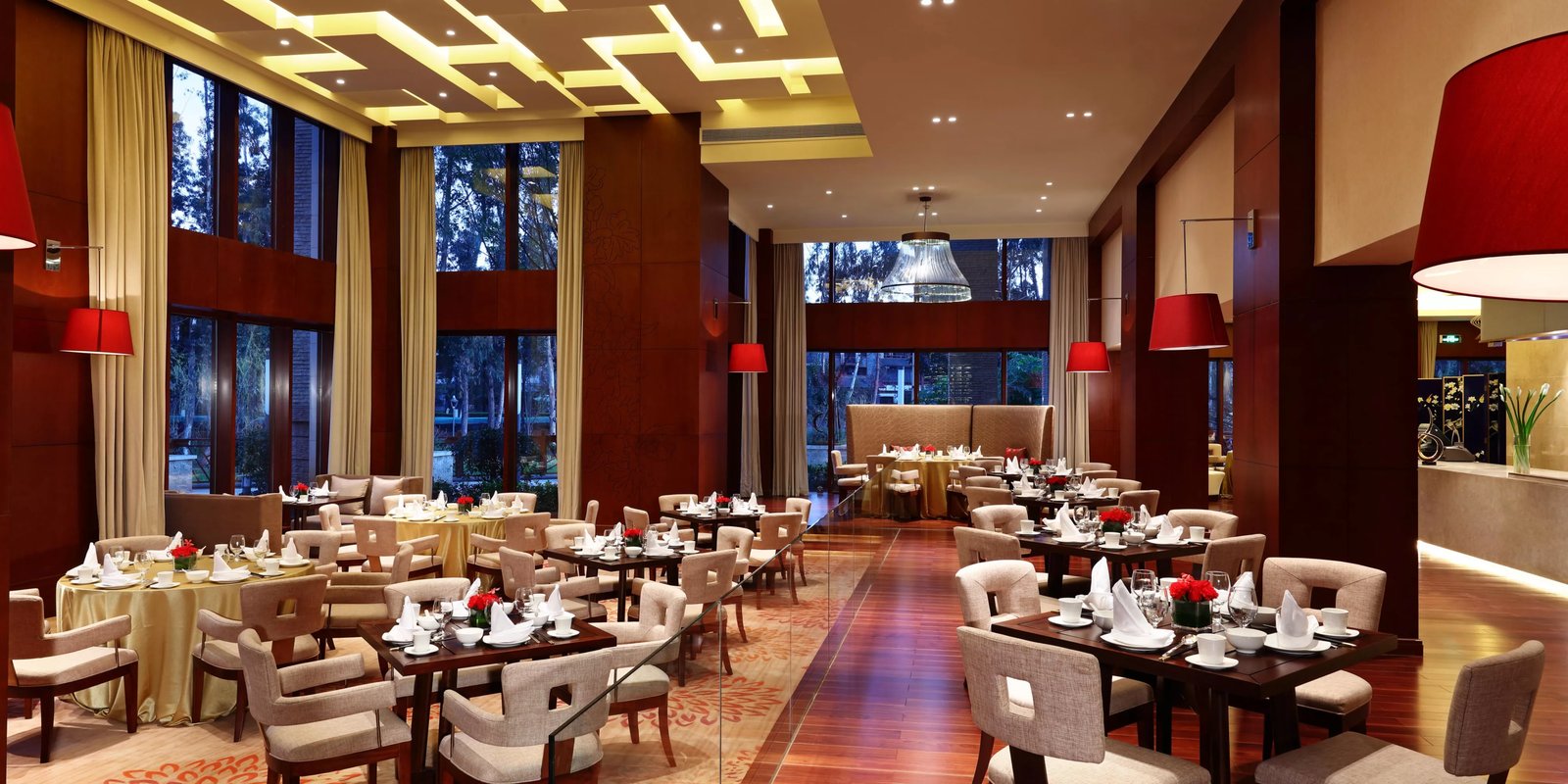 Hualuxe Kunming, at the table