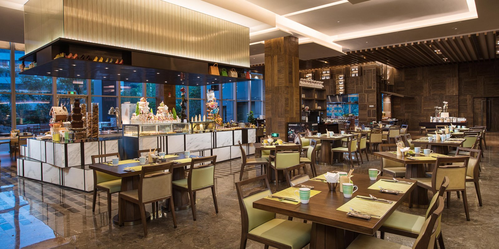 HUALUXE Hotels and Resorts XIAMEN HAICANG, at the table