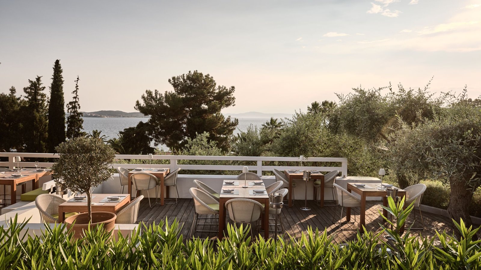Eagles Villas, armyra