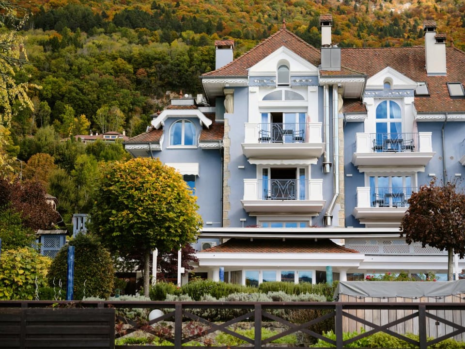 Hôtel et Restaurant La Maison Bleue, how it began