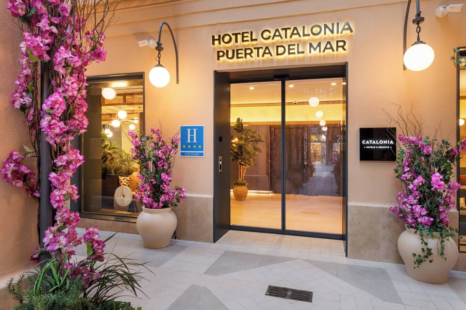 Hotel Catalonia Puerta del Mar, how it began