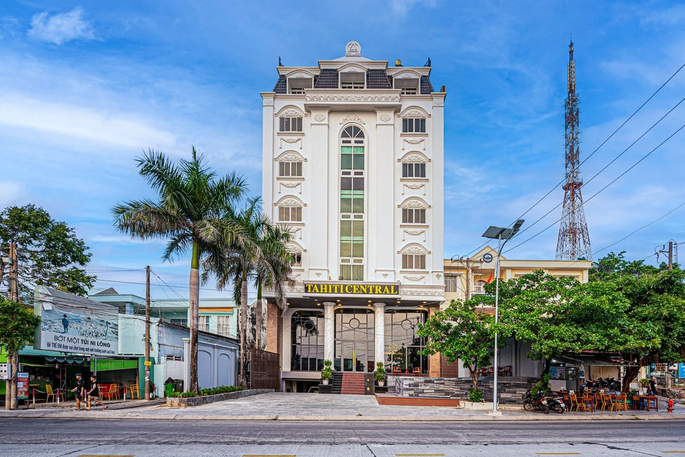 Tahiti Central Hotel, how it began