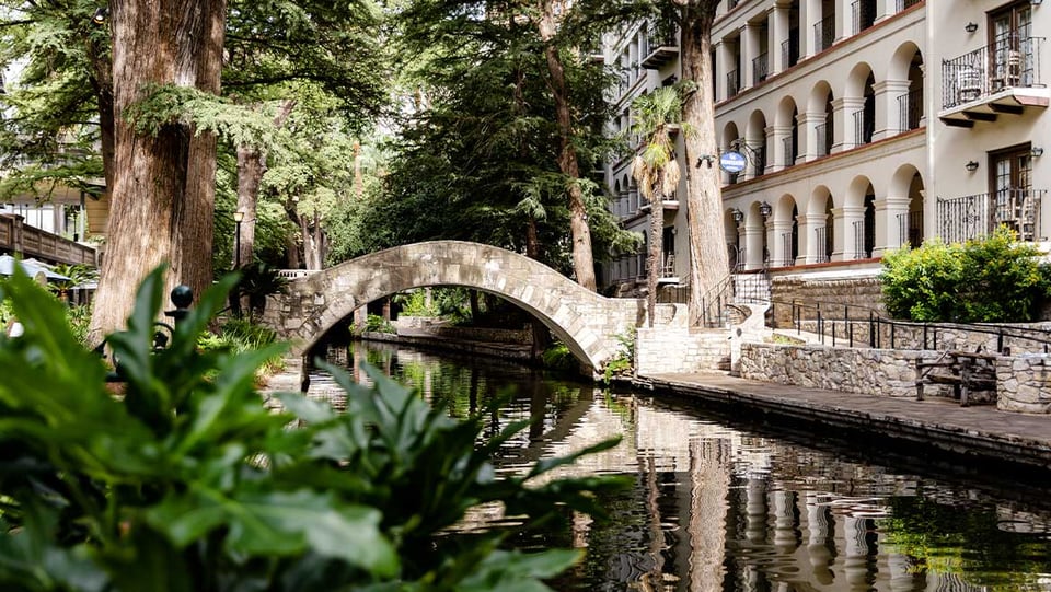 Omni La Mansión del Rio, how it began
