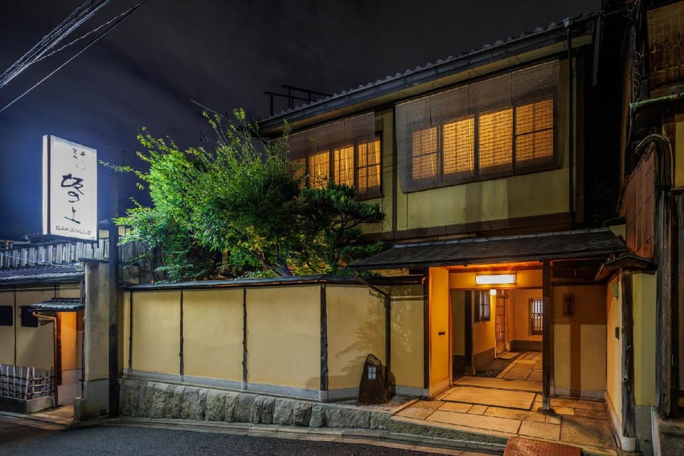 Sakanoue Hotel, how it began