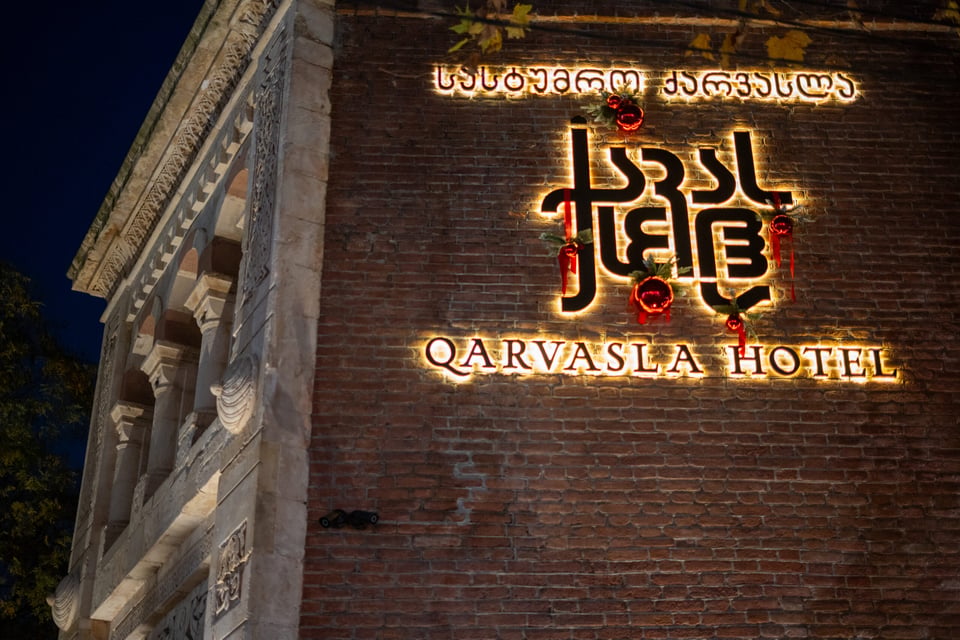 Qarvasla Hotel, how it began